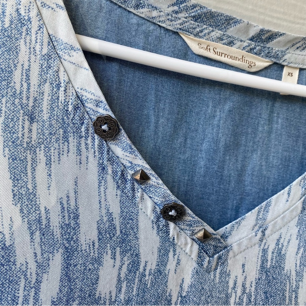 SOFT SURROUNDINGS Patterned Chambray Short Sleeved Shirt With Pockets - Picture 3 of 8